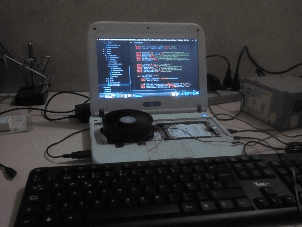 Una laptop otorgada por el gobierno venezolano con adaptaciones y una ventana de código abierta.